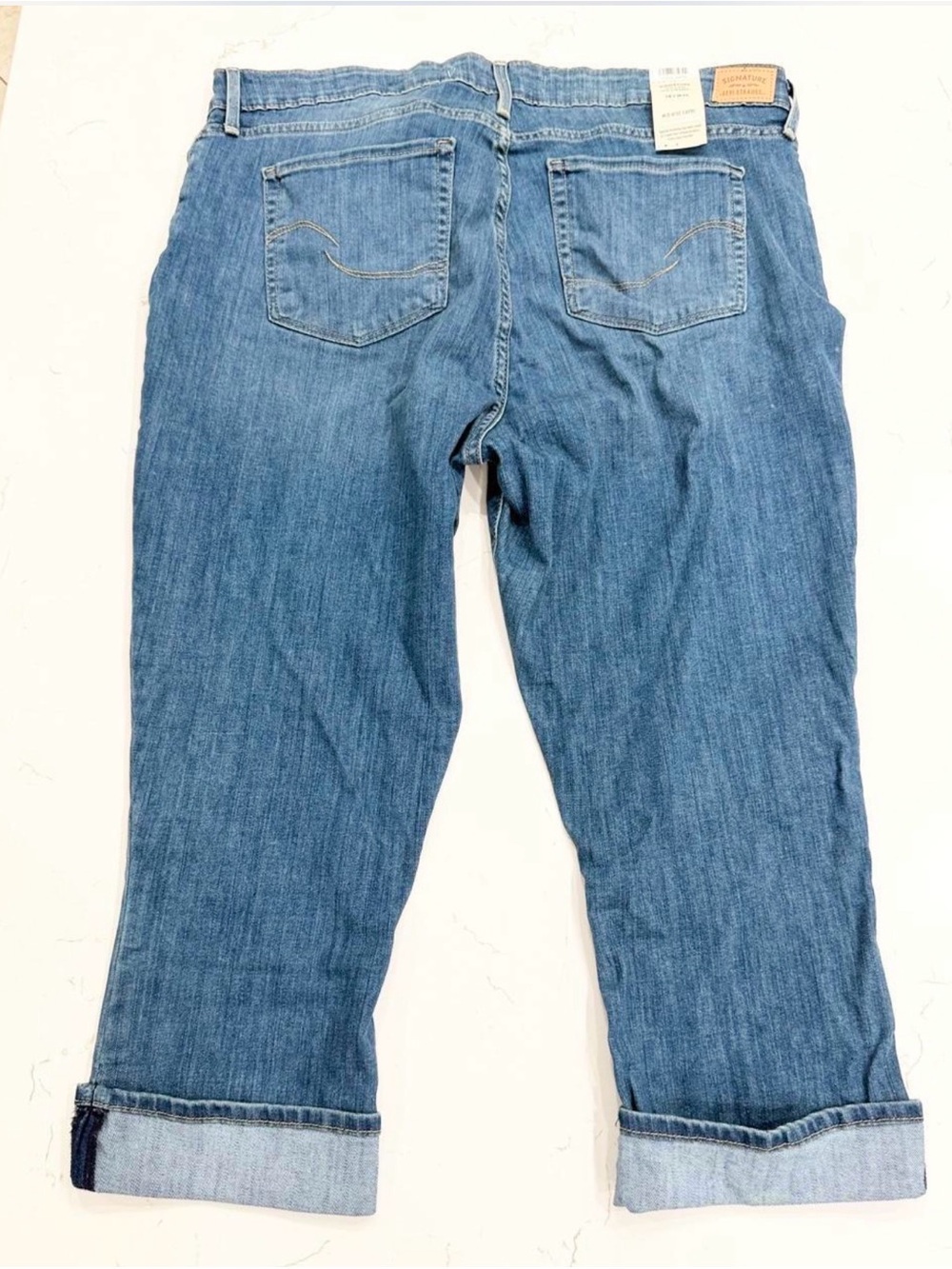 Levi Strauss Signature Mid Rise Cuffed Capri Jeans NWT - Picture 2 of 5